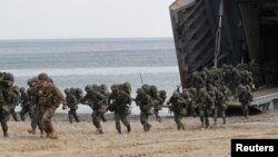 Marinir AS dan Korea Selatan dalam latihan militer bersama di Pohang, 370 kilometer sebelah tenggara kota Seoul, 26 April 2013 (Foto: dok).