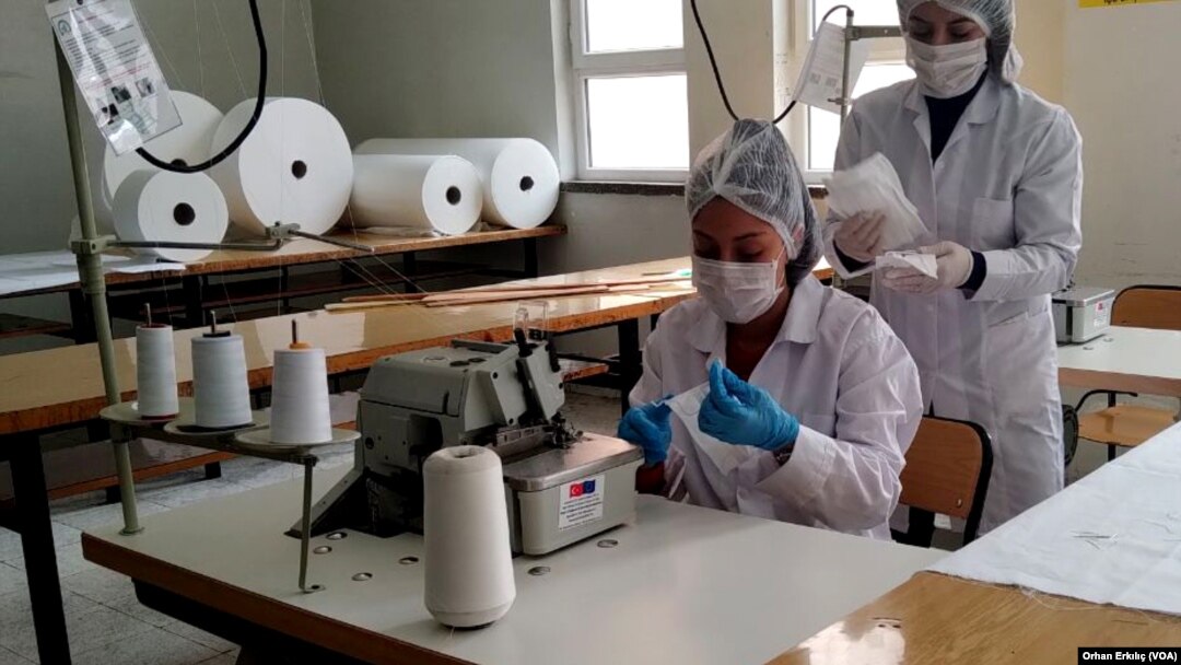 Pembuatan masker untuk memenuhi kebutuhan medis mengatasi wabah corona di Gaziantep, Turki. (Foto: dok).