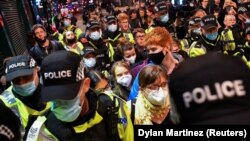 Aktivis iklim Greta Thunberg dikawal polisi setibanya di Stasiun Glasgow menjelang KTT Perubahan Iklim PBB, COP 26, di Glasgow, Skotlandia, Sabtu, 30 Oktober 2021. (Foto: Dylan Martinez/Reuters)