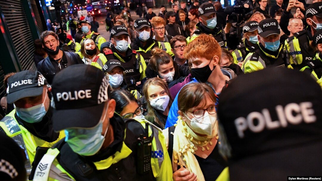 Aktivis iklim Greta Thunberg dikawal polisi setibanya di Stasiun Glasgow menjelang KTT Perubahan Iklim PBB, COP 26, di Glasgow, Skotlandia, Sabtu, 30 Oktober 2021. (Foto: Dylan Martinez/Reuters)