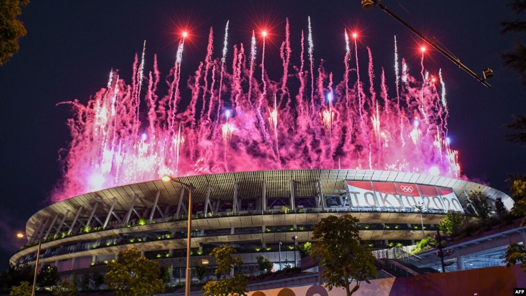 Kembang api menerangi langit di atas Stadion Olimpiade saat upacara pembukaan Olimpiade Tokyo 2020, di Tokyo, 23 Juli 2021. (Foto oleh Kazuhiro NOGI / AFP)
