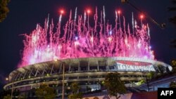 Kembang api menerangi langit di atas Stadion Olimpiade saat upacara pembukaan Olimpiade Tokyo 2020, di Tokyo, 23 Juli 2021. (Foto oleh Kazuhiro NOGI / AFP)
