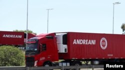 Camiones del servicio logístico Andreani transportan neveras portátiles con dosis de la vacuna Sputnik V (Gam-COVID-Vac) contra la enfermedad del coronavirus (COVID-19), en Buenos Aires, Argentina, 24 de diciembre de 2020.