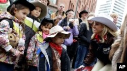 Pertunjukkan Ternak dan Rodeo di Houston yang berlangsung tiga minggu merupakan kesempatan bagi warga Texas untuk mengenakan topi koboi (foto: dok).