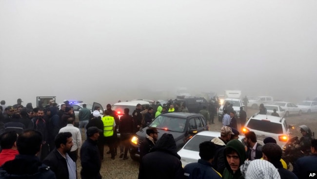 En esta fotografía proporcionada por la agencia de noticias Moj, se ven equipos de rescate y personas cerca del lugar del incidente del helicóptero que transportaba al presidente iraní Ebrahim Raisi en Varzaghan, en el noroeste de Irán, el domingo 19 de mayo de 2024.