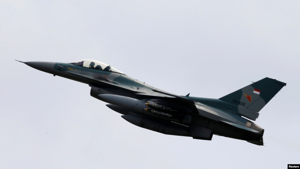 Un cazabombardero F-16 fotografiado durante un ejercicio militar en la base aérea Ranai en la isla Natuna, de la provincia isleña de Riau, en Indonesia, el 6 de octubre de 2016.