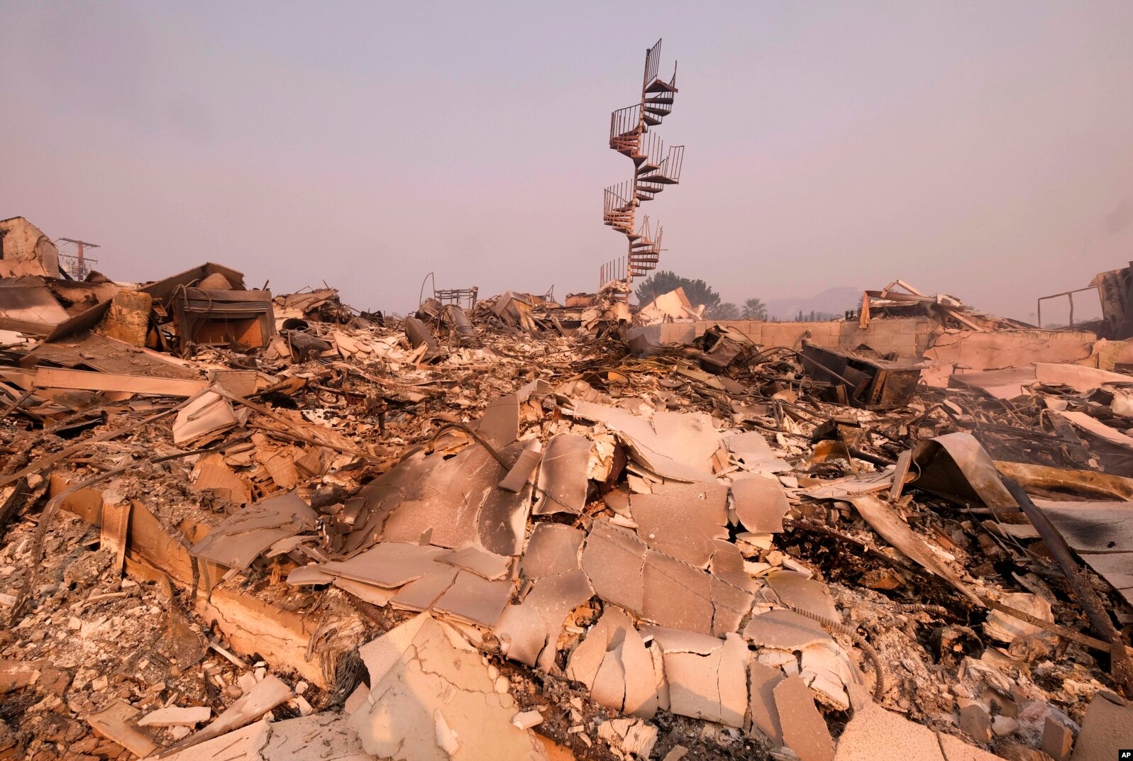 Los restos calcinados de una casa en Malibú, California, el sábado 10 de noviembre de 2018.