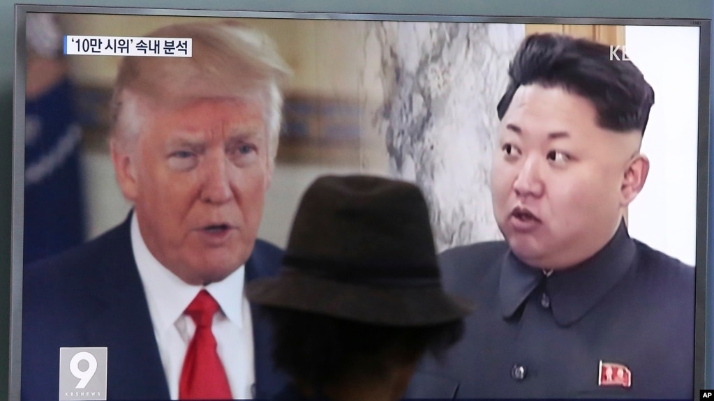 A man watches a TV screen showing U.S. President Donald Trump, left, and North Korean leader Kim Jong Un during a news program at the Seoul Train Station in Seoul, South Korea, Aug. 10, 2017. 