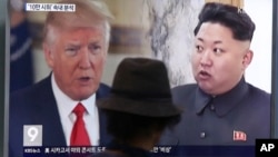 Sebuah berita TV di Korea Selatan membahas Presiden AS Donald Trump dan pemimpin Korut Kim Jong Un, terlihat di layar TV di stasiun kereta Seoul (foto: dok). Dalam pidato di PBB Trump mengejek Kim sebagai "rocket man".  