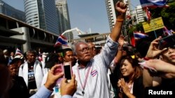 태국 방콕에서 21일 열린 반정부 시위에 수텝 터억수반 전 부총리(가운데)가 참석했다.