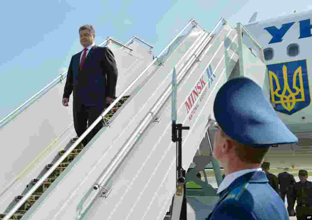 Ukraine's President Petro Poroshenko arrives in Minsk airport, Belarus, Aug. 26, 2014.