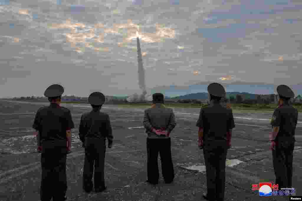 Pemimpin Korea Utara Kim Jong-un menyaksikan uji coba rudal balistik taktis baru di sebuah tempat yang dirahasiakan di Korea Utara. (KCNA via Reuters)