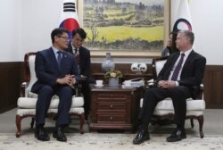 U.S. Special Representative for North Korea Stephen Biegun, right, talks with South Korean Unification Minister Kim Yeon Chul during a meeting at the government complex in Seoul, South Korea, May 10, 2019.