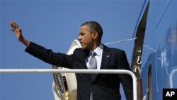 최근 미국 라스베가스에서 열린 유세에 참석하기 위해 전용기에 오르는 바락 오바마 미국 대통령. (자료사진)