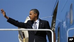 En Estados Unidos, Obama (Aquí abordando el avión presidencial) tiene un apoyo del 52%, frente al 46% de Romney, según el último sondeo de CNN.