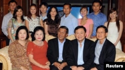 Ousted Thai Prime Minister Thaksin Shinawatra (front 2nd R), former Thai Prime Minister Somchai Wongsawat (front R) and Cambodian Prime Minister Hun Sen (front C) pose with Hun Sen's extended family during their meeting at the latter's house in Phnom Penh November 10, 2009. Hun Sen's family includes (back R-L) Hun Sen's daughter-in-law Chay Lin, Hun Sen's son-in-law Dy Vichea and his wife Hun Mana, Hun Sen's son Hun Manet and his wife (unidentified), Hun Sen's son-in-law Sok Puthivuth and his wife Hun Maly and Hun Sen's son Hun Manith and his wife (unidentified).