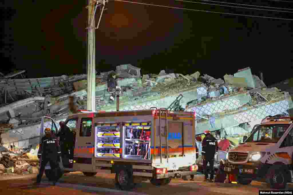 Elazığ&#39;da yardım görevlileri yıkılan binada sağ kalanlara ulaşmaya çalışıyor (Fotoğraf: Mahmut Bozarslan - VOA Türkçe)