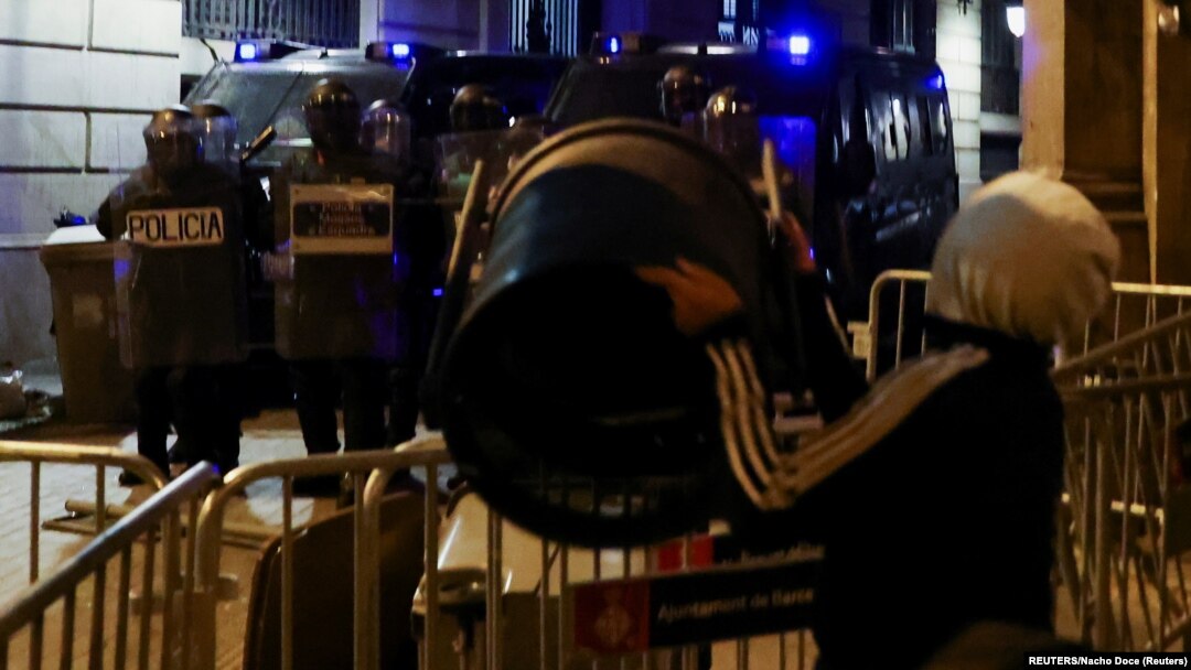 Polisi Spanyol siaga dalam aksi unjuk rasa di Barcelona, di tengah pandemi Covid-19 di sana (foto: ilustrasi). 