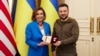 Ketua DPR Amerika, Nancy Pelosi dan Presiden Ukraina Volodymyr Zelenskiy dalam pertemuan di Kyiv, Ukraina Minggu (1/5). 