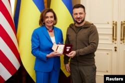 La presidenta de la Cámara de Representantes de EEUU, Nancy Pelosi, y el presidente de Ucrania, Volodymyr Zelenskyy, asisten a una reunión en Kiev, el sábado 30 de abril de 2022.