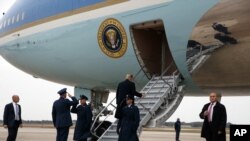 El presidente Donald Trump aborda Air Force One cuando se dirige a un mitin de campaña en Charlotte, N.C., el viernes 26 de octubre de 2018.