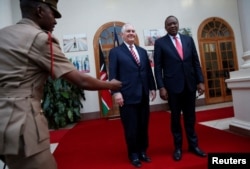 U.S. Secretary of State Rex Tillerson, left, and Kenyan President Uhuru Kenyatta pose for photographers after meeting at the State House in Nairobi, March 9, 2018.