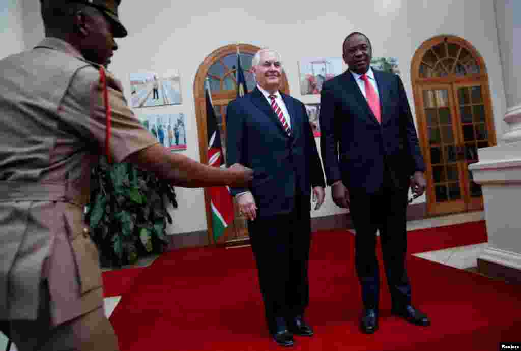 U.S. Secretary of State Rex Tillerson, left, and Kenyan President Uhuru Kenyatta pose for photographers after meeting at the State House in Nairobi, March 9, 2018. 