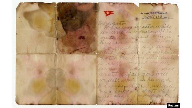 タイタニック号の犠牲者であるアレクサンダー・オスカー・ホルバーソンの遺体から回収された1912年4月13日に書かれた手紙は、土曜日にオークションにかけられる予定でしたが、2017年10月20日、イギリス・ロンドンのHenry Aldridge Son経由で受け取ったこの写真に写っています。