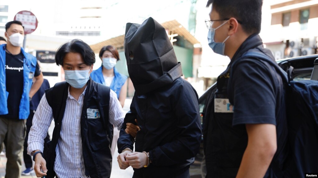 香港警方2021年7月22日对出版“煽动性刊物”嫌疑人展开逮捕行动（路透社）(photo:VOA)