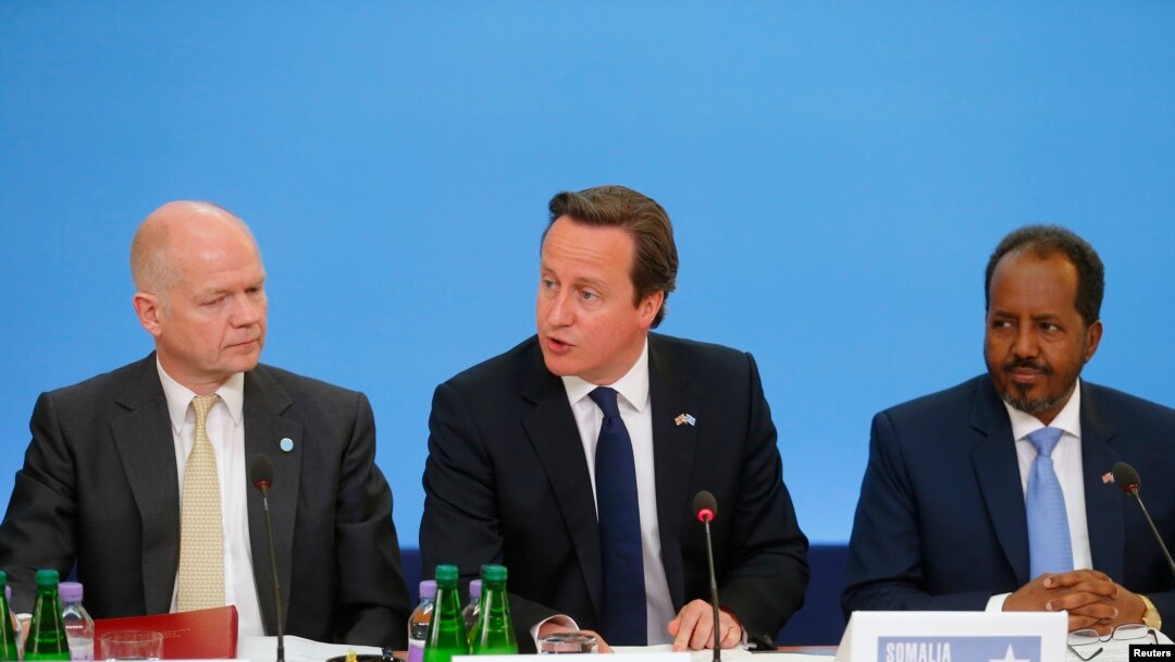 PM Inggris David Cameron (tengah) duduk di antara Menlu Inggris William Hague (kiri) dan Presiden Somalia Hassan Sheikh Mohamud, dalam Konferensi terkait pembangunan kembali Somalia di London (7/5).