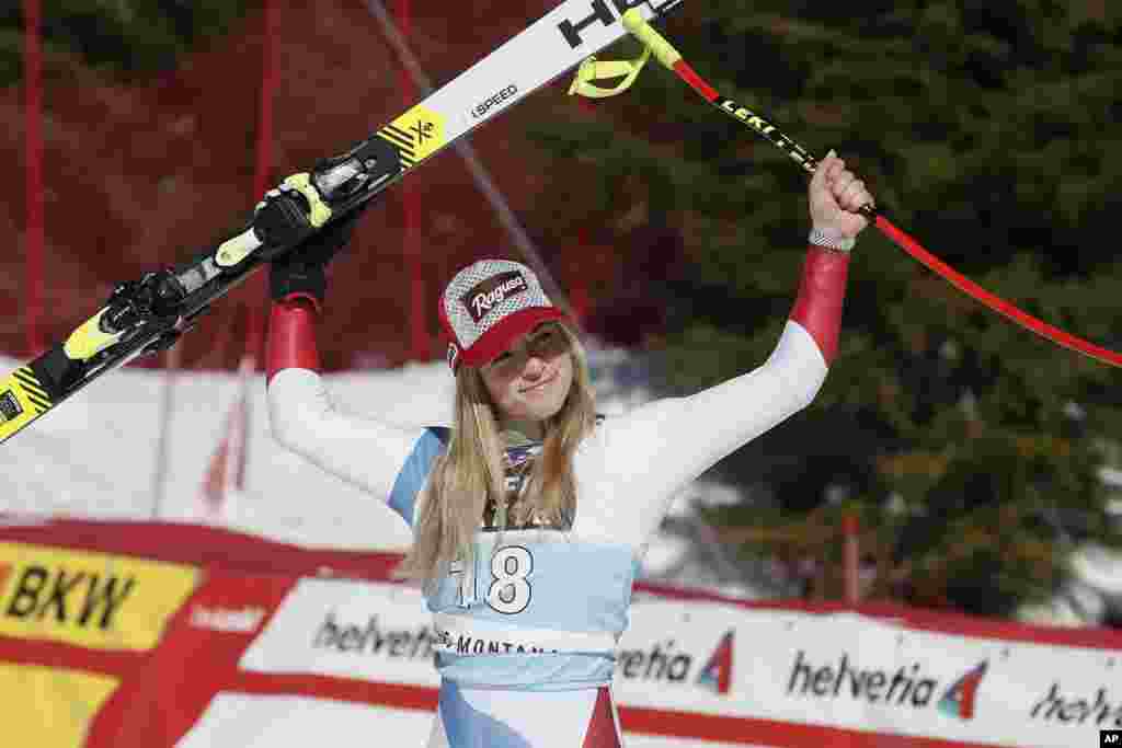 ورزشکار ۲۸ ساله سوئیسی قهرمانی خود را در رشته &laquo;اسکی آلپاین&raquo; جشن می&zwnj;گیرد. مسابقات قهرمانی جهان زنان در یکی از پیست&zwnj;های اسکی در سوئیس در حال برگزاری است.&nbsp;