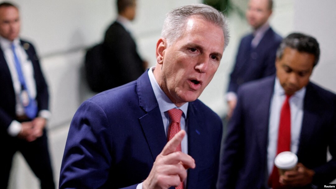 Ketua DPR AS Kevin McCarthy berbicara dengan media di Gedung Capitol, Washington DC, Rabu (27/9). 