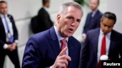 Ketua DPR AS Kevin McCarthy berbicara dengan media di Gedung Capitol, Washington DC, Rabu (27/9). 