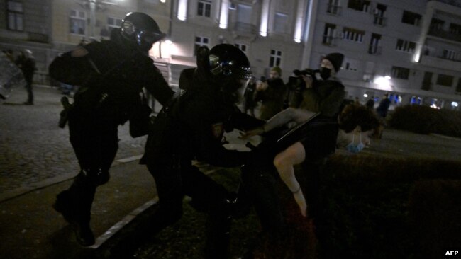 Çevik kuvvet polisi protestoculara müdahale etti.