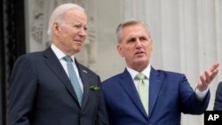 El presidente de EEUU, Joe Biden, conversa con el presidente de la Cámara de Representantes, Kevin McCarthy durante un evento en el Capitolio el 17 de marzo de 2023.