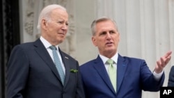 Arhiva - Predsjednik Joe Biden razgovara sa predsjedavajućim Predstavnikog doma Kevinom Mekartijem na ulazu u Predstavnički dom, na Kapitol hilu, u Washingtonu, 17. marta 2023.