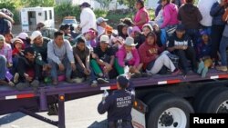Des migrants, faisant partie de la caravane se dirigeant vers les États-Unis, à la périphérie de Guadalajara, au Mexique. 