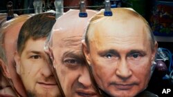 俄羅斯總統普京、瓦格納私人僱傭軍集團老闆普利戈津（Yevgeny Prigozhin）和車臣地區領導人拉姆贊·卡德羅夫（Ramzan Kadyrov）的面具掛在俄羅斯聖彼得堡市攤販上出售。照片攝於2023年6月4日，
