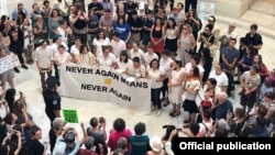 Never Again Action, el grupo que organizó la manifestación, explicó que protestaron en el edificio de oficinas de la Cámara de Representantes porque “esta crisis moral está ocurriendo en todo el país, no solo en la frontera”.