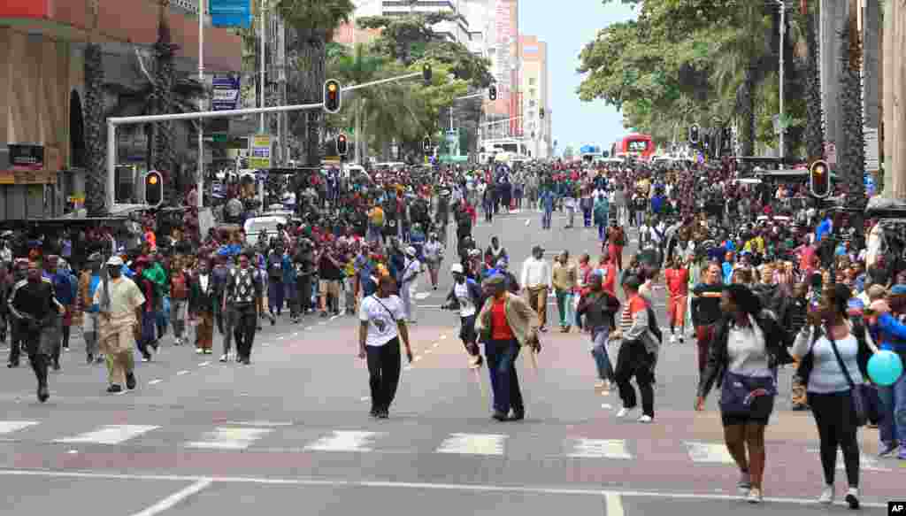 Une foule marche contre la xénophobie à Durban, en Afrique du Sud, jeudi 16 Avril 2015.