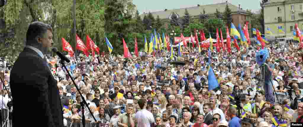 Ukrainian presidential candidate Petro Poroshenko speaks to supporters at a rally in the city of Krivyi Rih, May 17, 2014. 