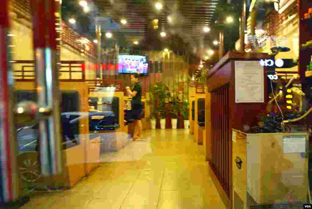 하노이의 북한 식당인 &#39;고려식당&#39; 1층 홀 내부.