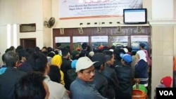 Ratusan calon pemudik antre membeli tiket kereta api untuk mudik, di Stasiun Kiaracondong Bandung (foto: R. Teja Wulan).