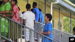 17일 피지 수바의 투표소에 유권자들이 줄을 서 있다.