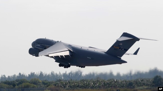 美国一架C-17军用运输机星期六从佛罗里达州的空军基地起飞，向委内瑞拉运送救援物资。
