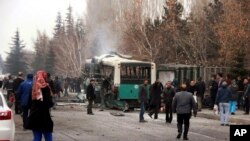 Bom meledak dekat sebuah bus yang mengangkut personil militer Turki dalam serangan bunuh diri di Kayseri, Sabtu (17/12).