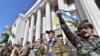 فعالان در مقابل ساختمان پارلمان اوکراین در کیف (پايتخت) برای تصویب توافقنامه با اتحادیه اروپا شعار می دهند – ۱۰ تيرماه (۱ ژوئیه)