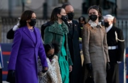 Wakil Presiden AS Kamala Harris bersama suaminya, Doug Emhoff dan keluarga mereka berjalan menyusuri Pennsylvania Avenue menuju gerbang utara Gedung Putih di Washington, D.C., 20 Januari 2021. (Foto: dok).