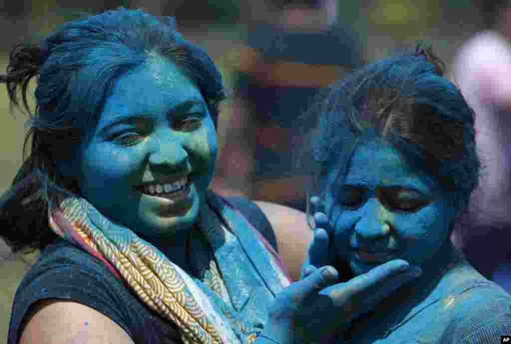 دختران هندی با رنگ پاشيدن به صورت يکديگر خود را برای شرکت در جشنواره رنگ&zwnj;ها (هالی) در احمدآباد هند، آماده می کنند. خيابان&zwnj;ها و کوچه&zwnj;های سراسر کشور تبديل به زمين بازی بزرگی شده است که همه به سروصورت يکديگر پودر رنگی و آب پرتاب می&zwnj;کنند.
