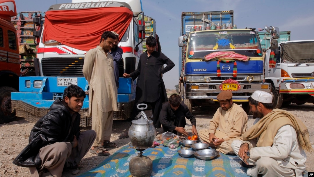 Para sopir truk Afghanistan menunggu dibukanya pintu perbatasan Pakistan-Afghanistan di Peshawar, Pakistan minggu lalu (14/3). 